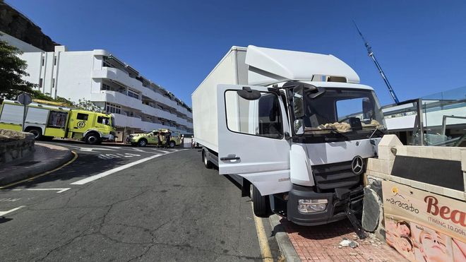 Así impactó un camión contra un complejo de apartamentos en Puerto Rico (Mogán)