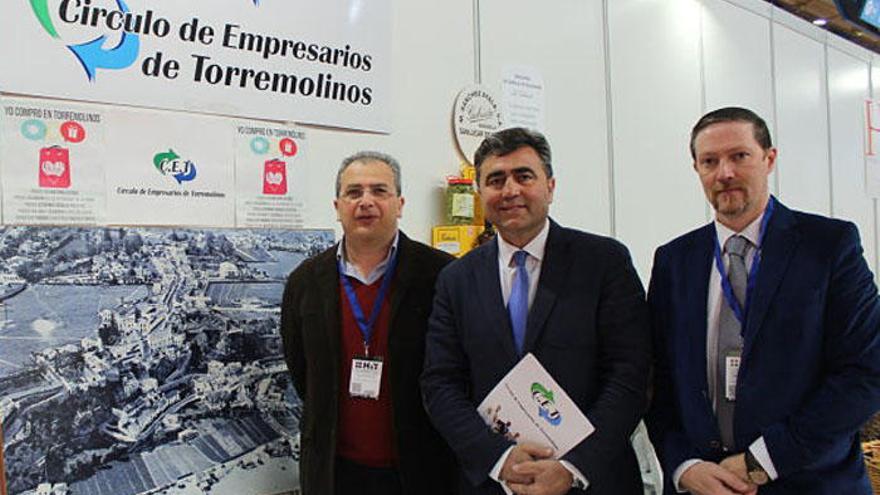 Adolfo Trigueros, en el centro, con otros dos miembros de la directiva del CET.