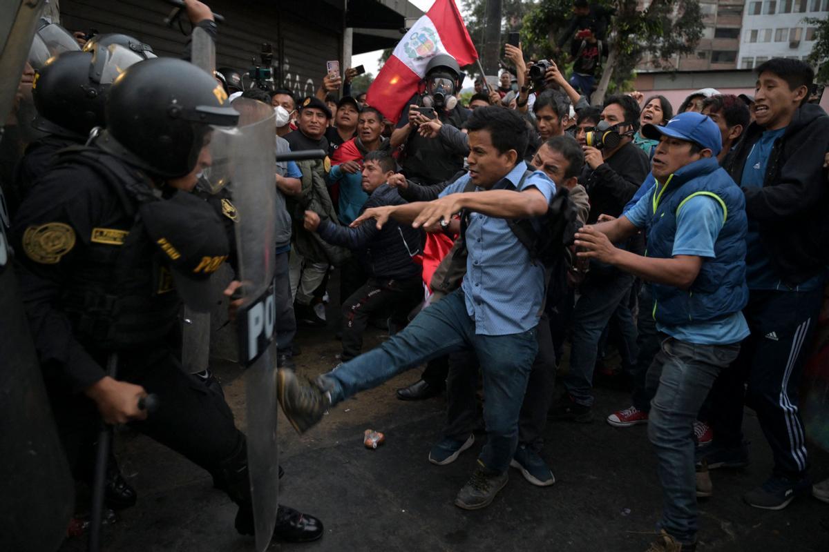 La Policía retira a manifestantes que llegaron hasta los exteriores del Congreso de Perú