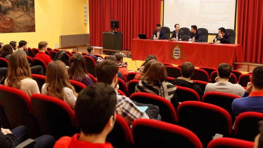 Los responsables de Decathlon, en la mesa, durante su encuentro con los alumnos de la Politécnica en el Aula Magna.