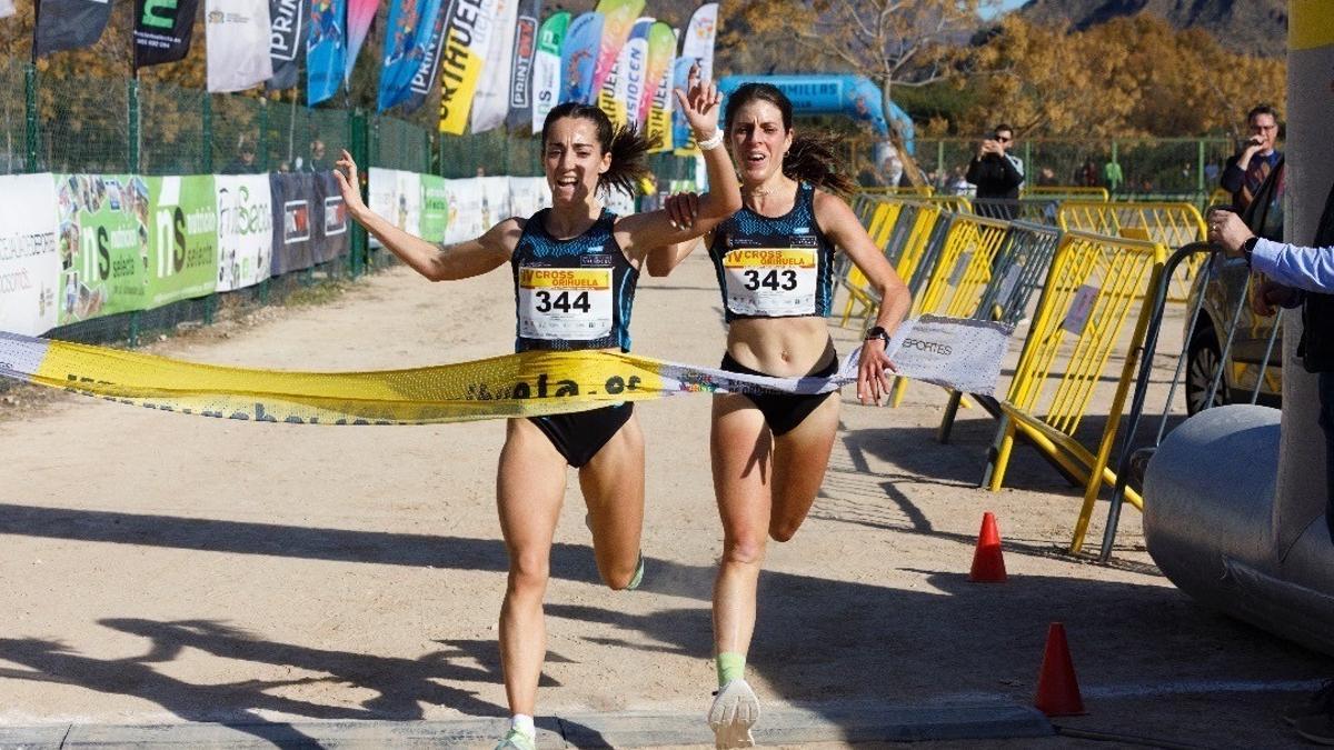 Vanessa  Romero y su compañera del Metaesport Júlia Font protagonizaron un emocionante sprint en el Campeonato Autonómico de cross, celebrado este domingo en Orihuela.