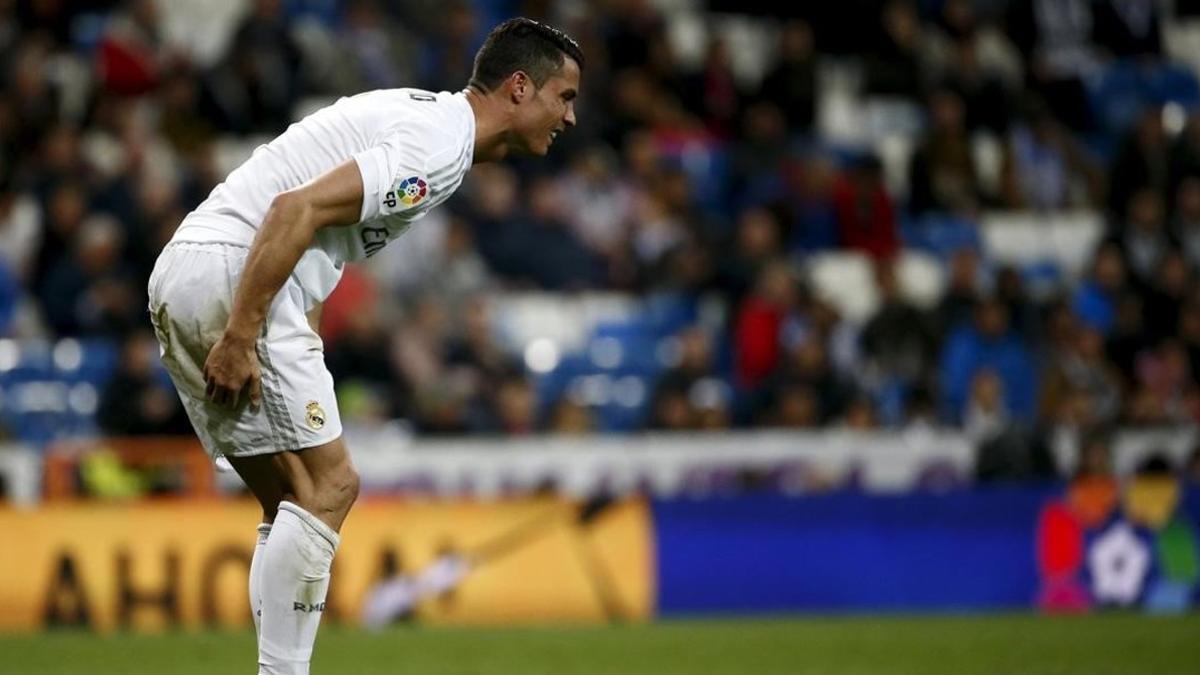 Cristiano Ronaldo se lleva las manos al muslo derecho en el partido ante el Villarreal