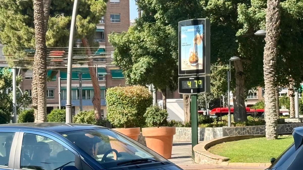 Termómetro al sol a 47 grados este martes, en Murcia