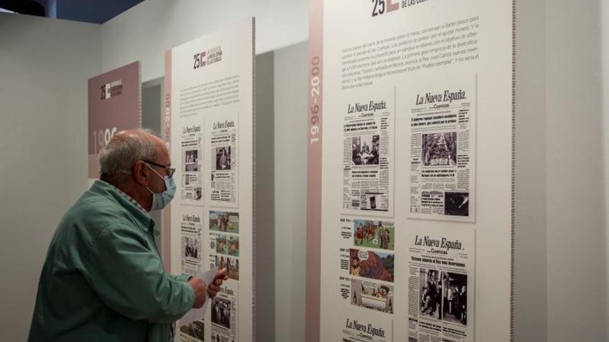 Cipriano Rodríguez lee una de las tiras cómicas en la exposición de LA NUEVA ESPAÑA de las Cuencas.