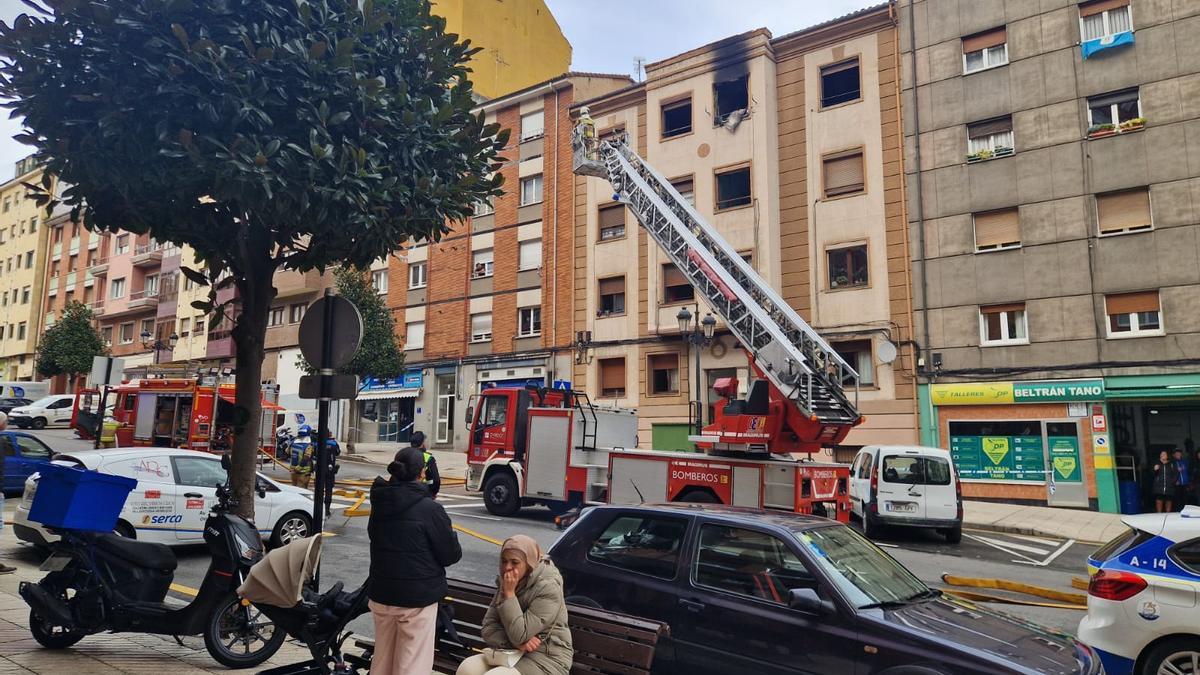 VÍDEO: Susto en Oviedo por un incendio en un piso de la avenida Torrelavega