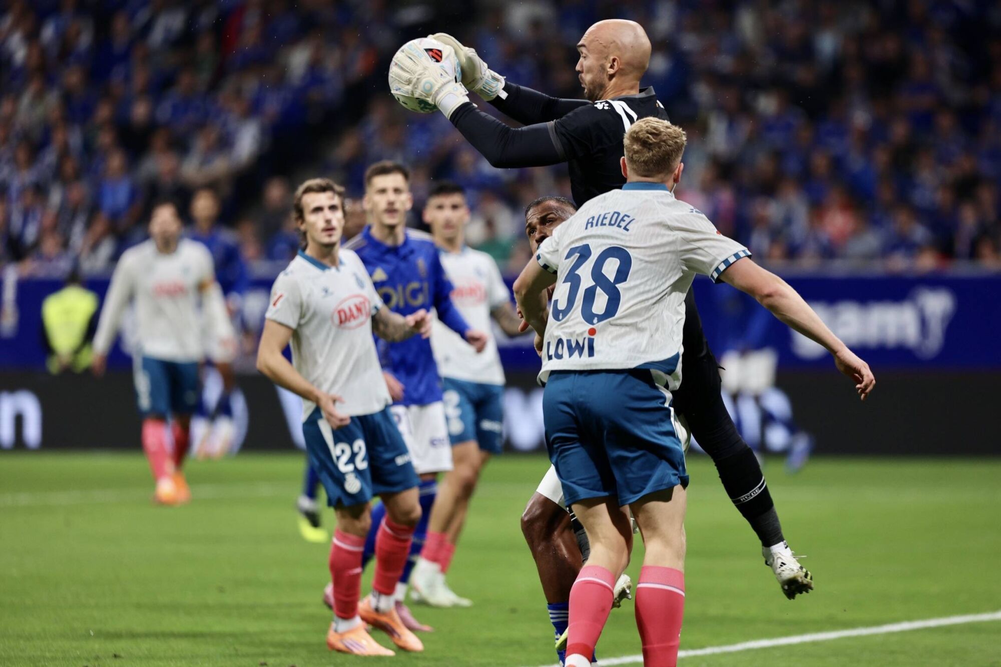 Todas las IMÁGENES del reestreno de Carrión con el Oviedo, con derrota ante el Espanyol 