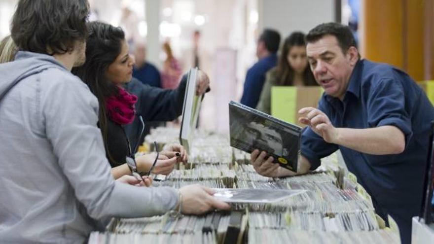 Asistentes a la Fira del Disc, un evento dirigido a coleccionistas y aficionados al vinilo.