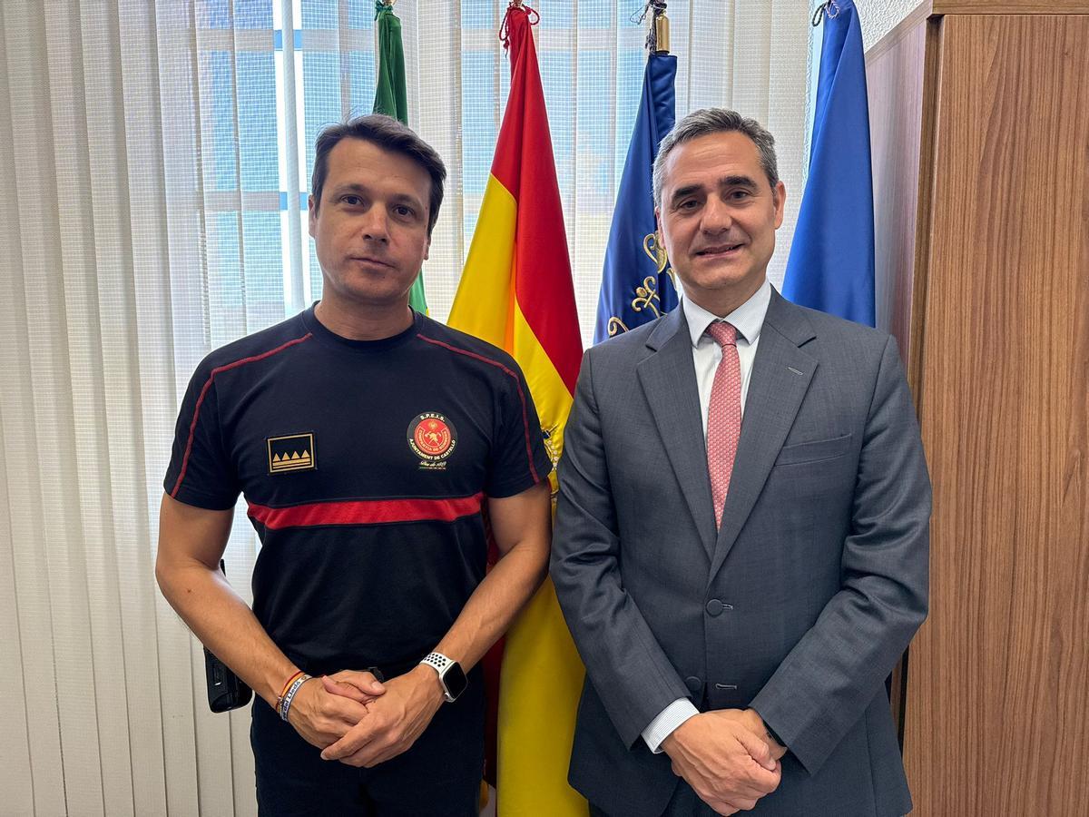 Adrián Nicolau, Oficial en prácticas del Cuerpo Municipal de Bomberos (izq.), junto al concejal de Seguridad Ciudadana, Antonio Ortolá.