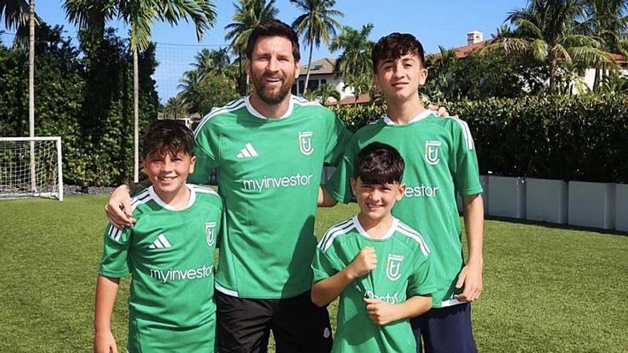 Leo Messi es vesteix del Cornellà per a l'inici de la  temporada