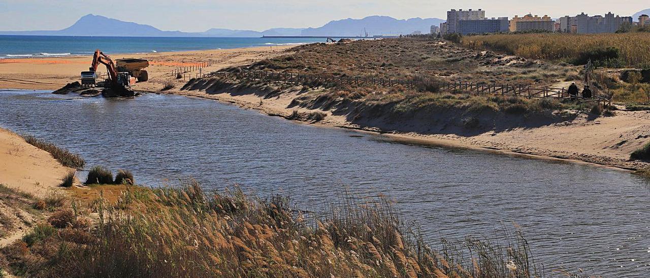 La desembocadura del río Vaca y, al fono, el tramo de playa que Xeraco y Gandia disputan. | XIMO FERRI