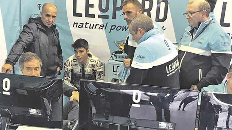 Joan Mir dialoga con los técnicos de su box en Japón, tras una carrera en la que el balear no logró puntuar.