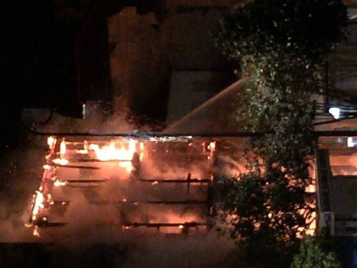 Voraz  incendio en el casco histórico de Pontevedra