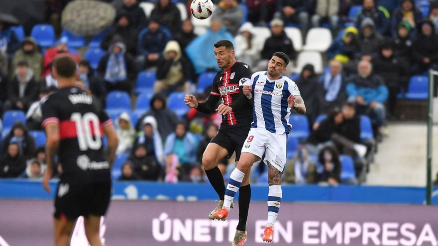 Pedro Alcalá disputa un balón aéreo durante el encuentro en Butarque. | PRENSA FC CARTAGENA