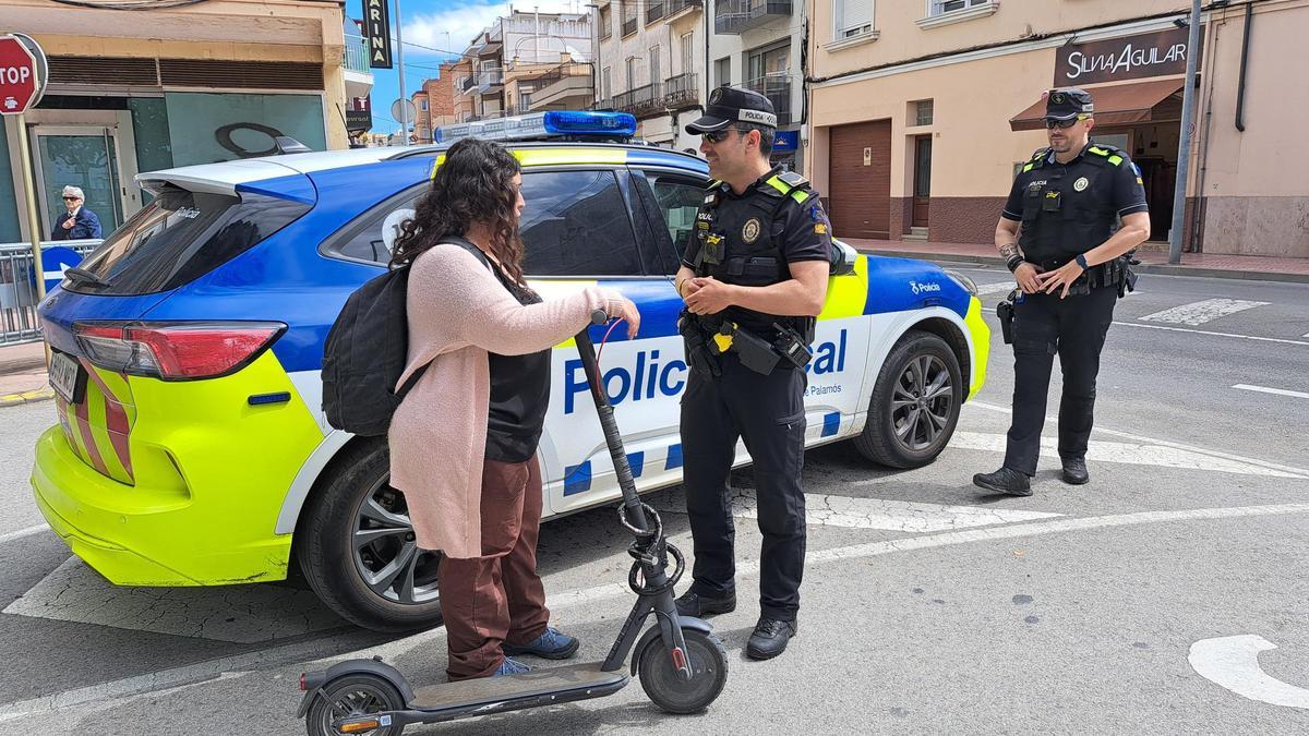 La Policia Local amb una usuària de patinet a Palamós.