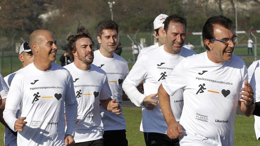 Centenares de corredores acompañan a Fernando  Alonso en la carrera solidaria por los pasos de cebra