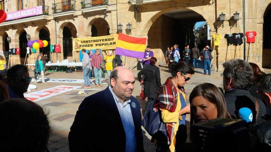 Agustín Iglesias Caunedo, ayer, en la plaza del Ayuntamiento.