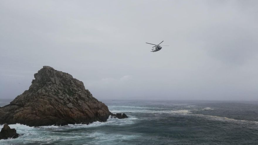 Herido grave un agente ambiental tras caer por un acantilado en la isla de Ons