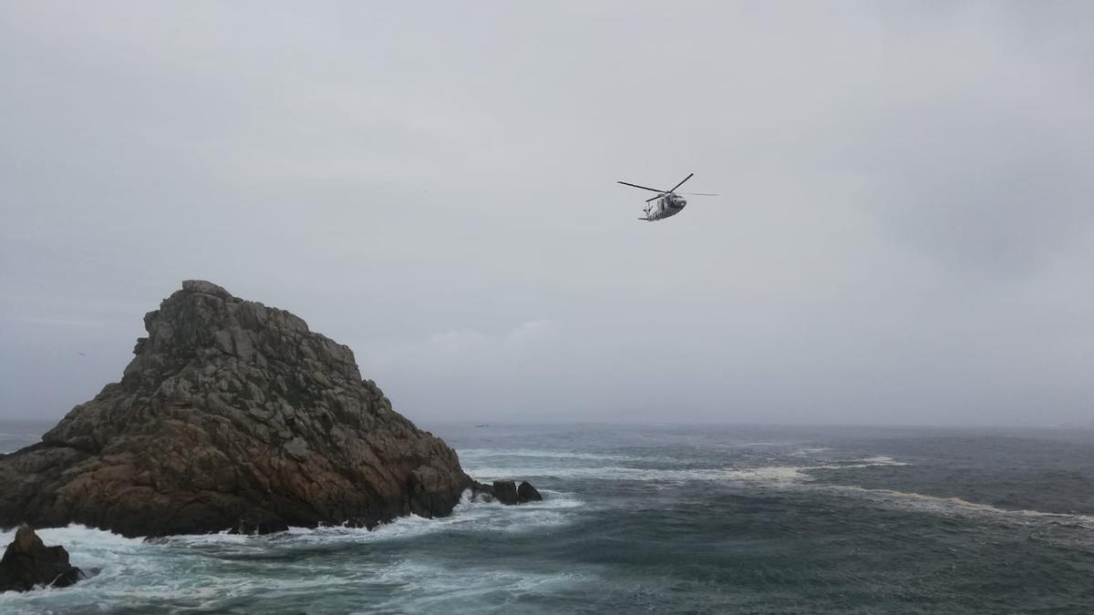 El helicóptero Pesca I del Servizo de Gardacostas de Galicia en un rescate anterior en la isla de Ons.