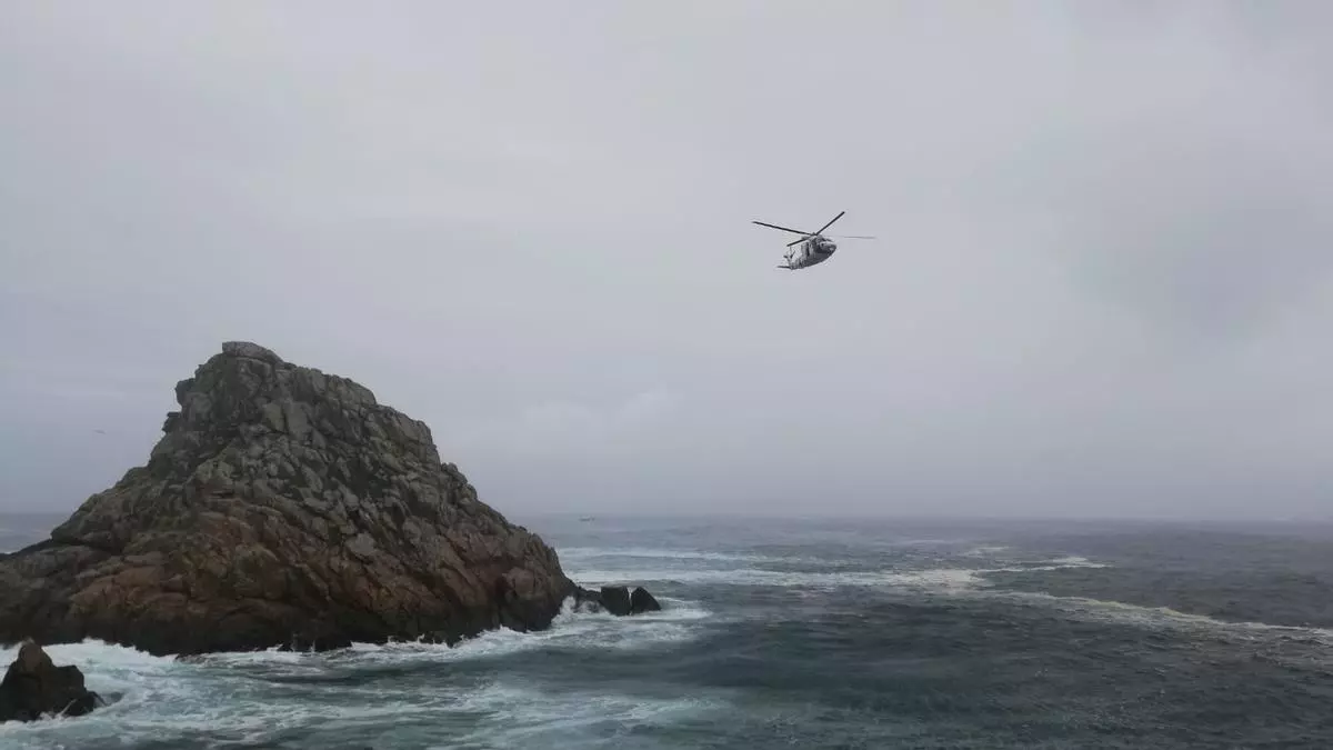Rescatan en helicóptero a un agente ambiental tras caer por un acantilado en la isla de Ons