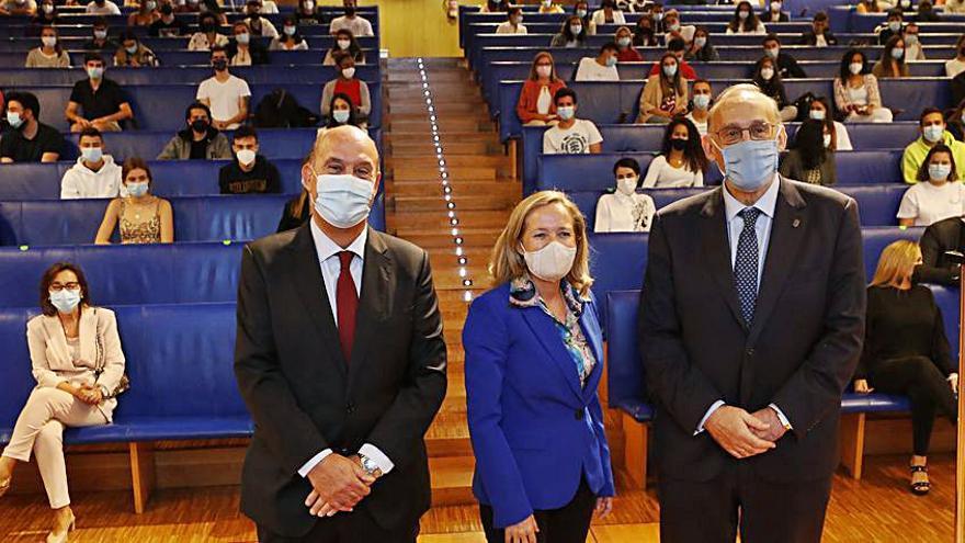 La vicepresidenta, con Jorge Falagán (izda.) y Manuel Reigosa.