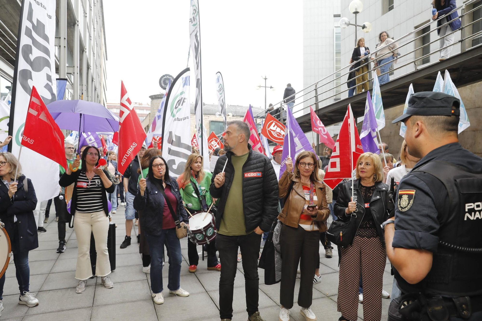 Concentración de los trabajadores del ERA para reclamar la equiparación con los servicios del Sespa