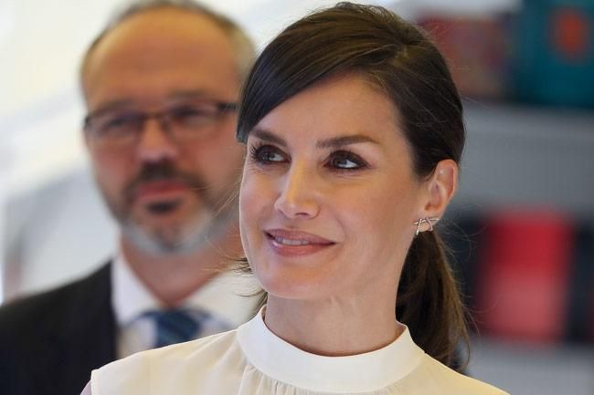 Doña Letizia, en la Feria del Libro de Madrid 2019 con pendientes daga