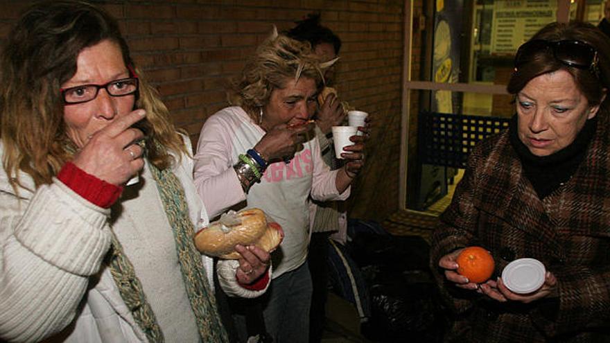 Ayuda. Felisa y todo el grupo de voluntarios se pasean por los alrededores de la estación para ofrecer café a los indigentes.