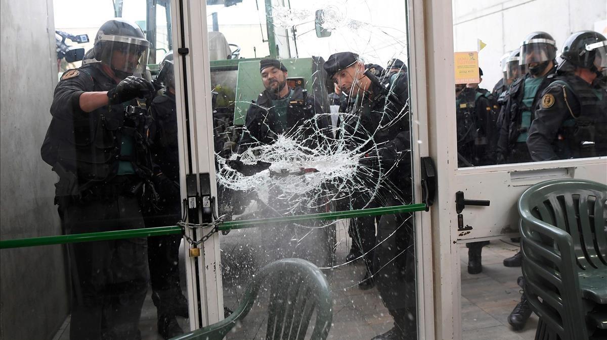 zentauroepp40365948 spanish guardia civil brake the door of a polling station in171001093053