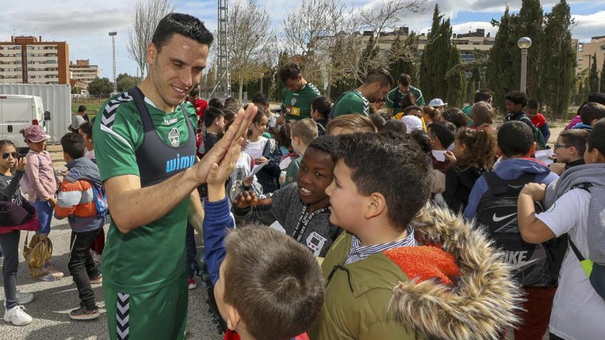 Ramón Folch firmando autógrafos a pequeños aficionados tras el entrenamiento del miércoles