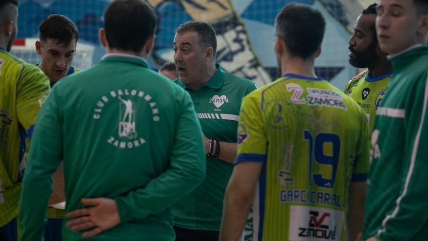 Fran González, entrenador del Balonmano Zamora: &quot;Este es el equipo que tiene que pelear hasta el final&quot;