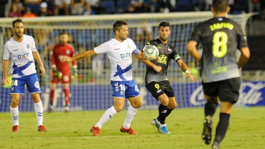 Aitor Sanz lucha con Willy por la posesión del balón en una jugada del partido de ayer en el Rodríguez López.