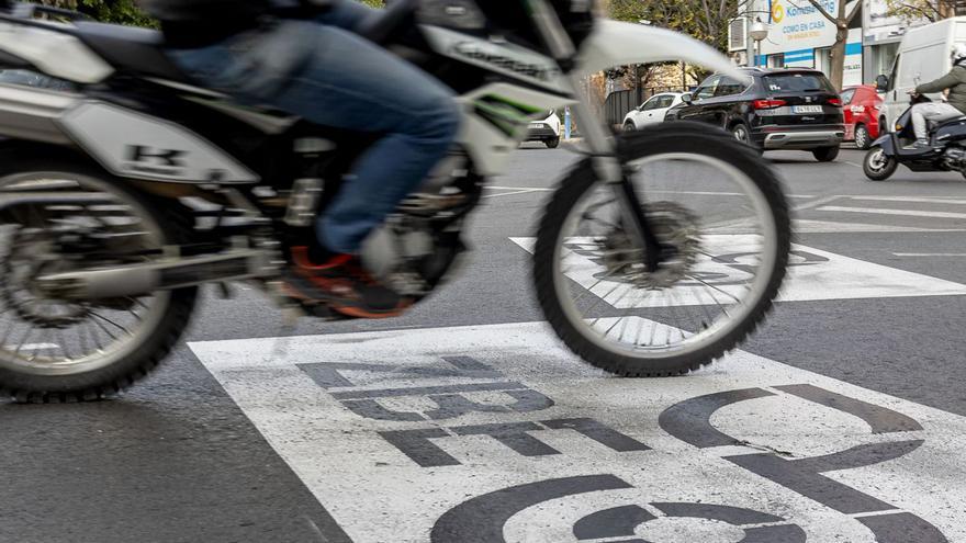 Uno de los rótulos dibujados sobre la calzada en Alicante que advierten del acceso a la Zona de Bajas Emisiones. | ALEX DOMÍNGUEZ