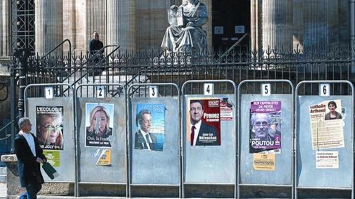 Propaganda de los candidatos a las elecciones presidenciales en Perpinyà, ayer.