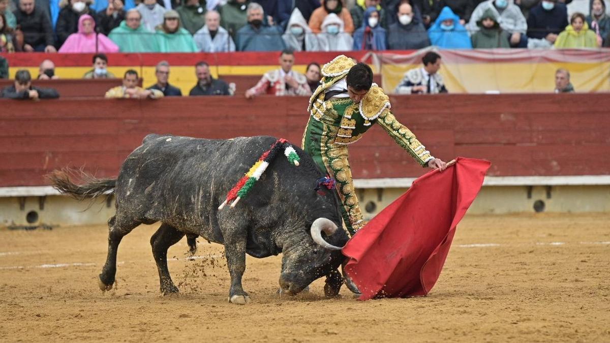 Miguel Ángel Perera torea un victorino en la Feria de la Magdalena 2022.