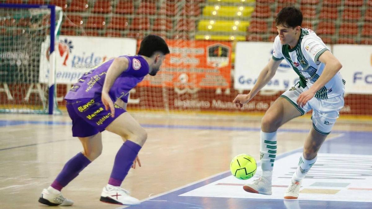 El canterano Javi Aranda intenta superar a un rival del Jaén Paraíso Interior.