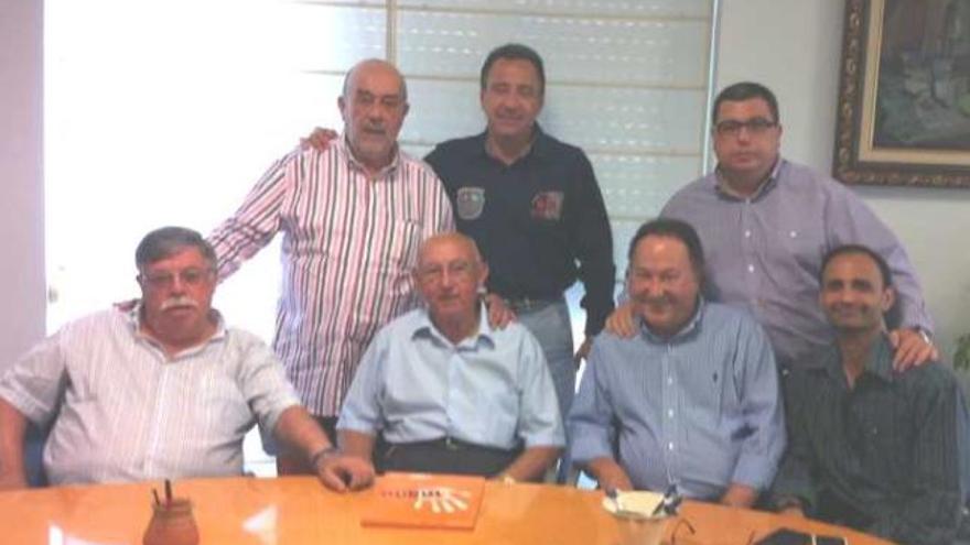 Miembros de la junta reunidos con el concejal Postigo.