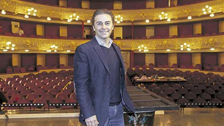 El maestro José María Moreno, en el Teatre Pricipal durante uno de los ensayos.