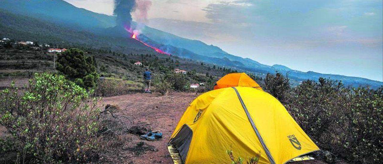 Una tienda de campaña con el volcán al fondo.