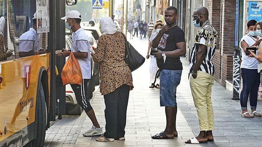 Passatgers pujant ahir al matí a l&#039;autobús, a Salt