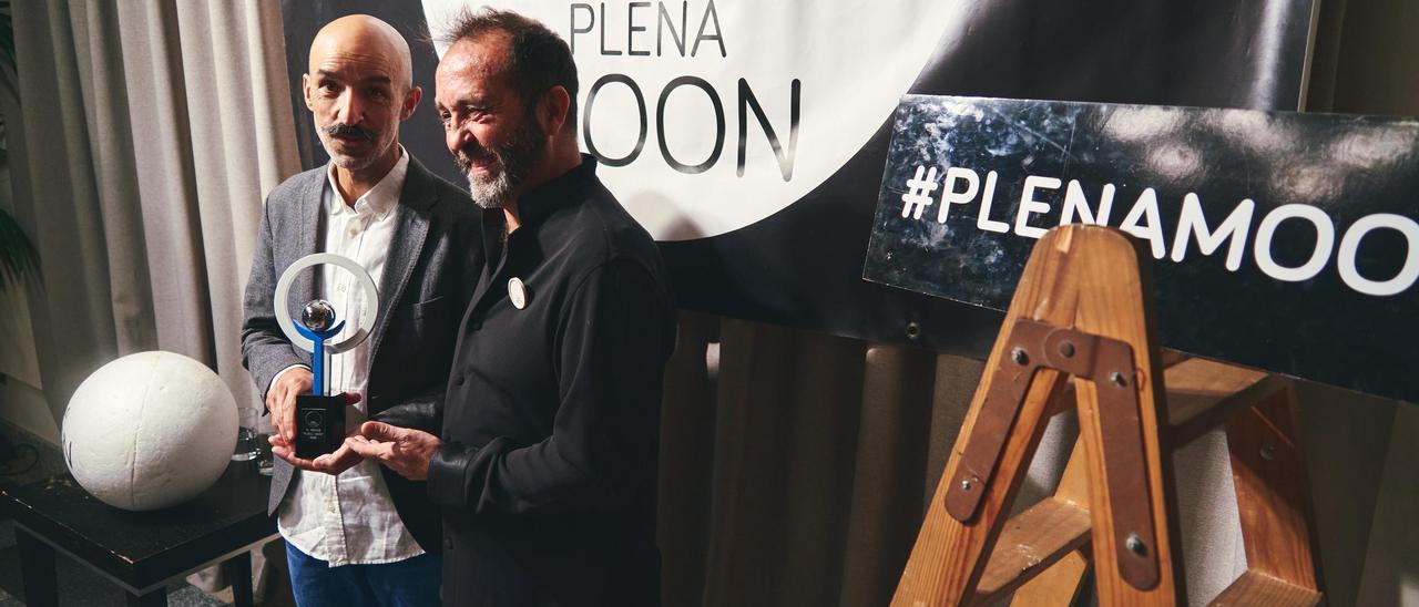 El escritor Jesús Carrasco  (izquierda) recoge el premio 'Plena Moon', este domingo.