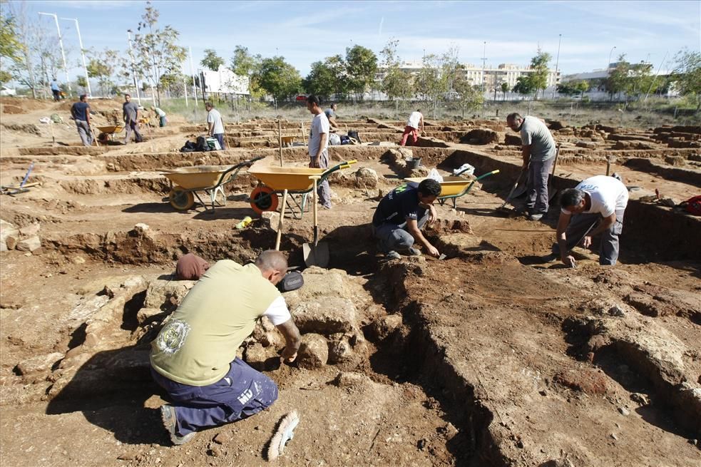 GALERÍA DE FOTOS / Excavación arqueológica en un arrabal califal en un solar del Zoco