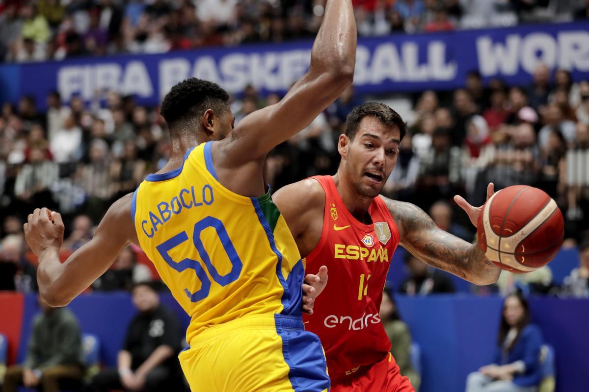 Jakarta (Indonesia), 22/08/2023.- Willy Hernangomez of Spain (R) in action against Bruno Caboclo of Brazil (L) during the FIBA Basketball World Cup 2023 group stage match between Brazil and Spain in Jakarta, Indonesia, 28 August 2023. (Baloncesto, Brasil, España) EFE/EPA/MAST IRHAM