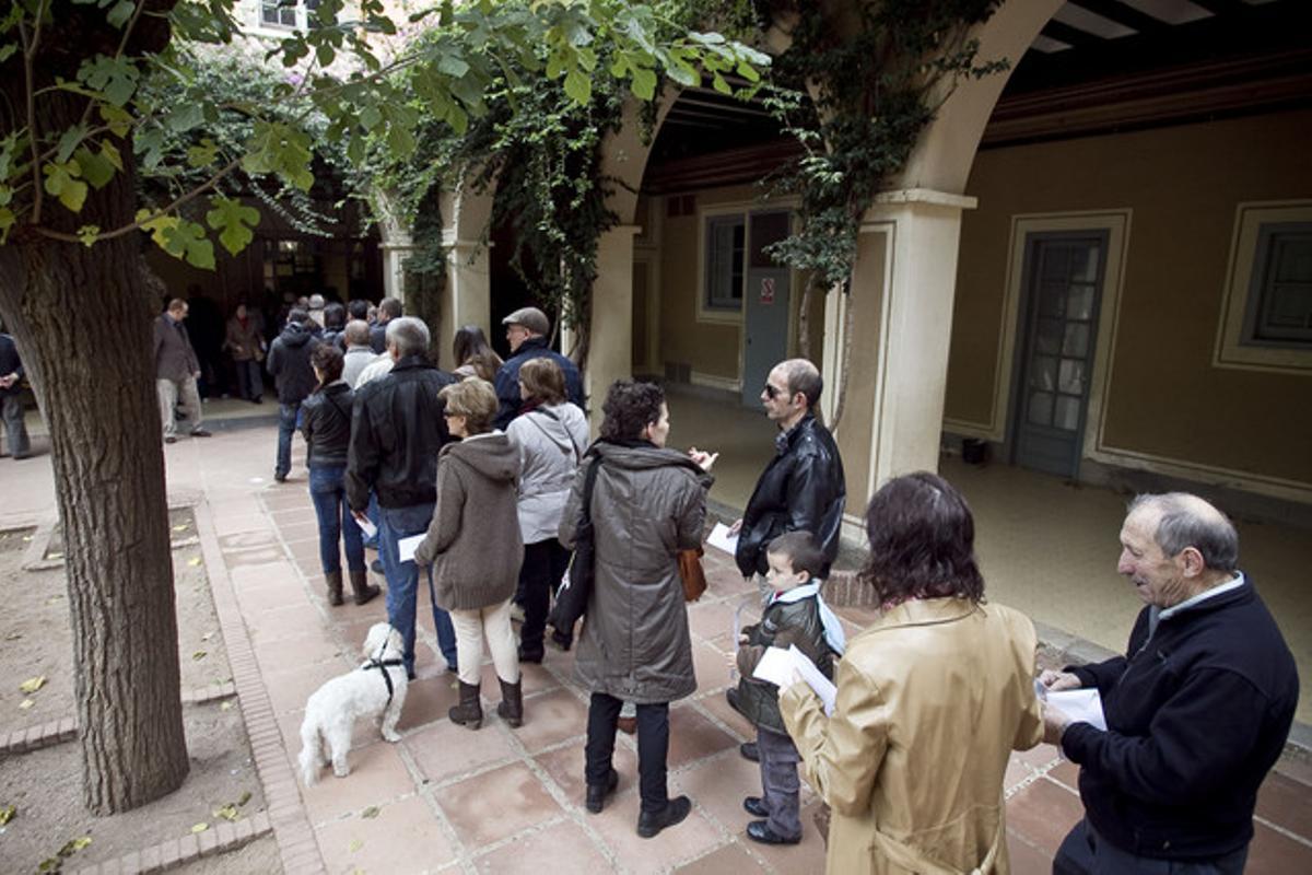Electores acuden a votar al colegio electoral de Sant Martí, en Barcelona.