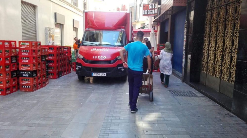 Camiones descargando en una calle del centro de Málaga.