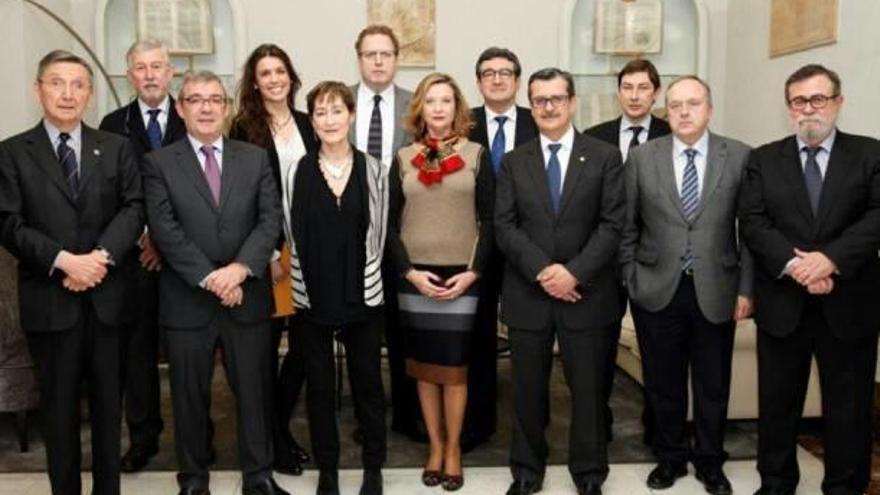 La presidenta del Consejo y los nuevos consejeros, entre ellos, Pérez Cascales.