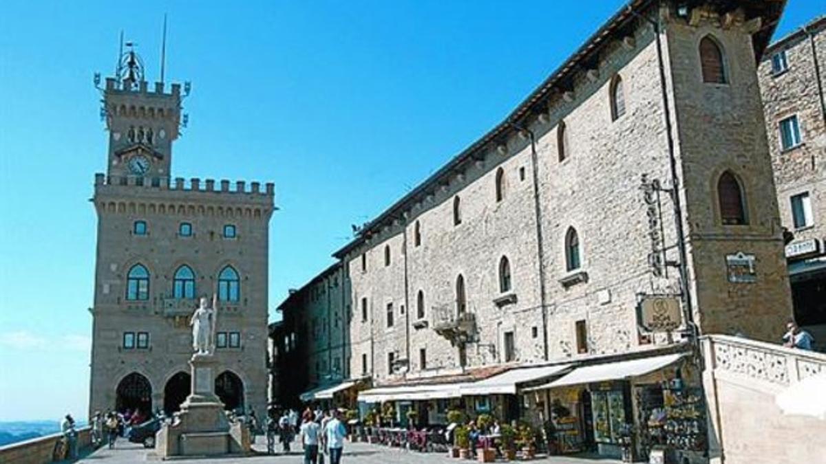 Al fondo, el palacio del Gobierno de San Marino.