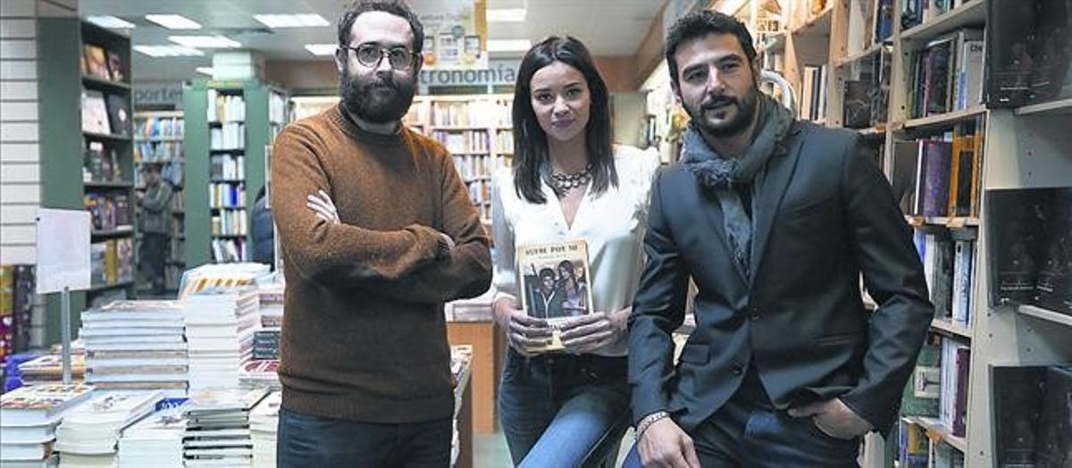 L’autor de la novel·la, Pablo Roa, i els actors Dafne Fernández i Antonio Velázquez, ahir, en la presentació. L’autor de la novel·la, Pablo Roa, i els actors Dafne Fernández i Antonio Velázquez, ahir, en la presentació.