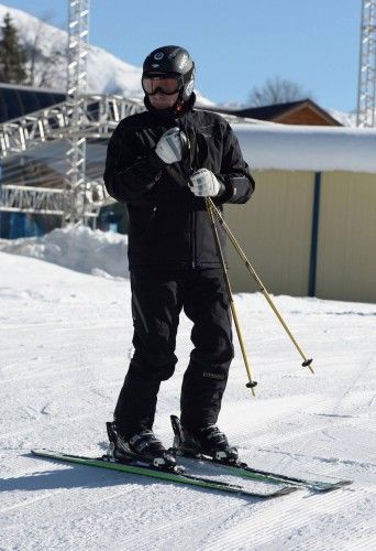 Vladimir Putin disfruta de una jornada de esquí en la estación de Gazprom (Laura), donde pasa unos días de vacaciones por Año Nuevo, en Krasnaya Polyana, Rusia, hoy, viernes 3 de enero de 2014.