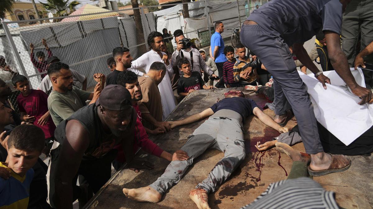 Víctimas palestinas tran un nuevo ataque de Israel este fin de semana.