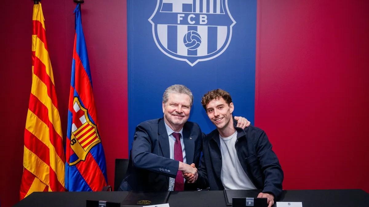 Sergi Llorca, durante su firma